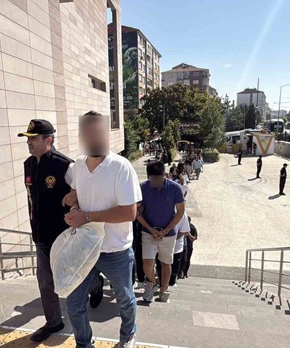 Eskişehir merkezli dev dolandırıcılık operasyonunda yakalanan 90 şüpheli adliyeye sevk edildi