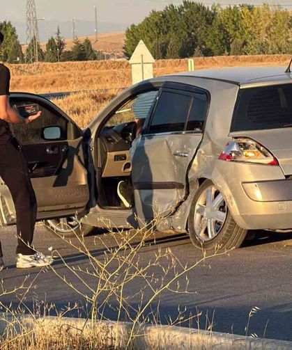 Eskişehir'de iki araç kavşakta çarpıştı: 3 yaralı