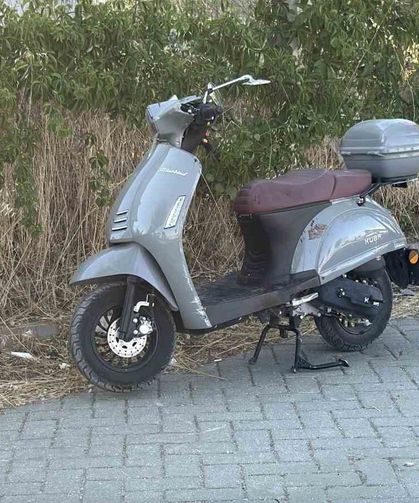 Eskişehir'de kontrolden çıkan motosiklet tramvay durağına daldı: 1 yaralı