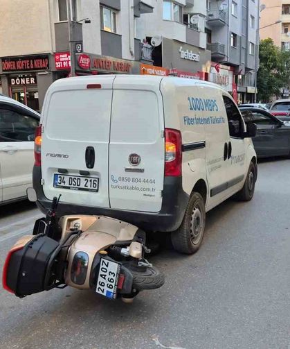 Eskişehir'de korkutan kaza: Motosiklet, hafif ticari aracın altına girdi
