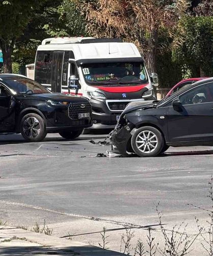 Eskişehir'de meydana gelen kazada iki araç kullanılamaz hale geldi