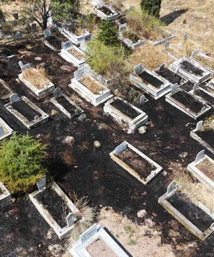 Eskişehir'de mezarlar alevler içinde kaldı