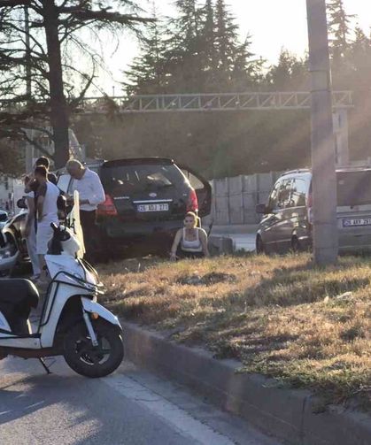 Eskişehir'de pikap ile çarpışan otomobil refüje çıktı