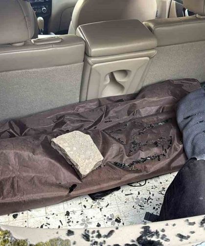 Eskişehir'de trafikte yol verme kavgası: Taşla camını kırdıkları aracın sürücüsünü darbettiler