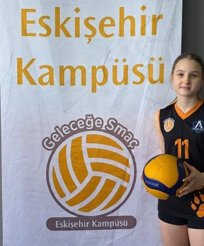 Eskişehir'de yetişen 11 yaşındaki sporcu, köklü voleybol kulübünün altyapısına transfer oldu