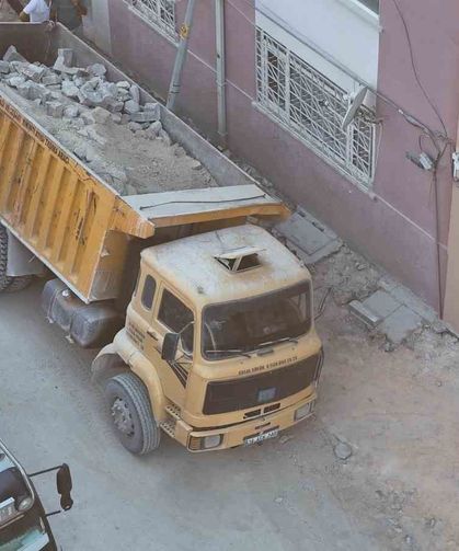 Eskişehir'de yol çöktü, belediyeye ait kamyon çukura düştü