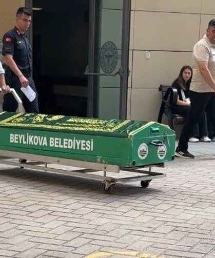 Havuza düşerek hayatını kaybeden minik Elif son yolculuğuna uğurlanıyor