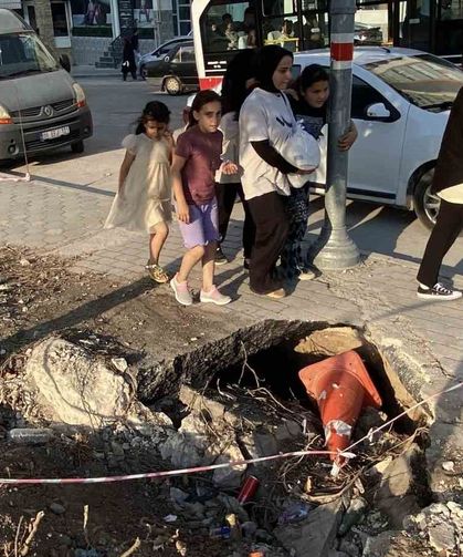 İnşaat çevresindeki kaldırımda oluşan derin göçükler muhtemel kazalara davetiye çıkarıyor