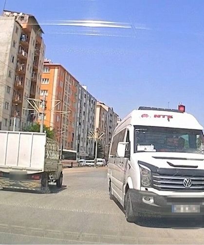 İşçi servisi ters yöne girerek trafik tehlikeye düşürdü