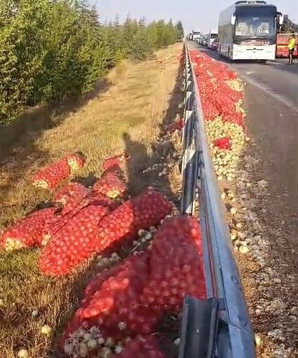 Kamyon devrildi, tonlarca soğan yola saçıldı: 2 yaralı