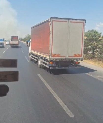 Karayolundaki otluk alanda çıkan yangın ormana sıçramadan söndürüldü
