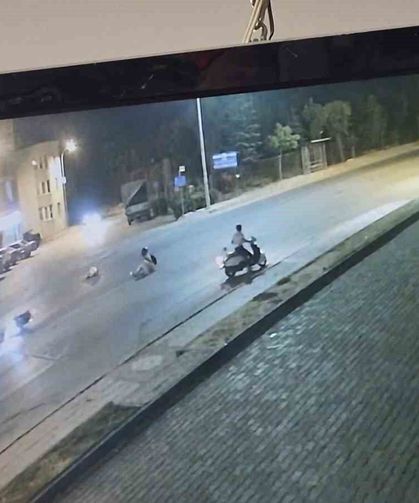 Karşıdan karşıya geçmeye çalışan çocuğa motosikletin çarptığı kaza kamerada