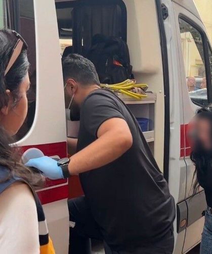 Küçük çekiçle apartmanı birbirine katan kadının korkan çocuğunu polis sakinleştirdi