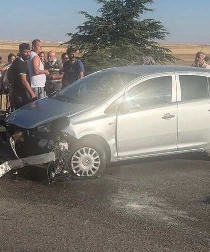 Lastiği patlayan araç bariyerlere girdi: 1'i çocuk 3 yaralı