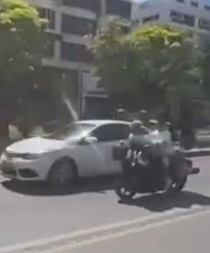 Motosiklete ters oturarak yaptıkları kasksız yolculuk 'pes' dedirtti