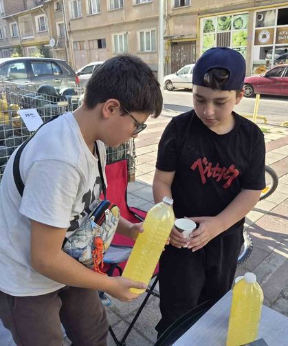 Okul harçlığını çıkarmak isteyen çocuklar limonata satarak aile bütçelerine katkı sağlıyor