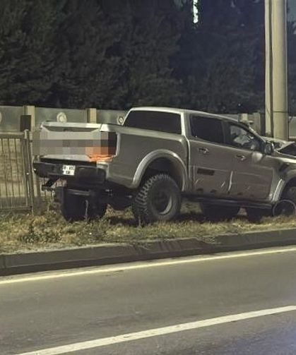 Ön tekerleği arızalandığı iddia edilen arazi aracı PTS direğine çarptı: 1 yaralı