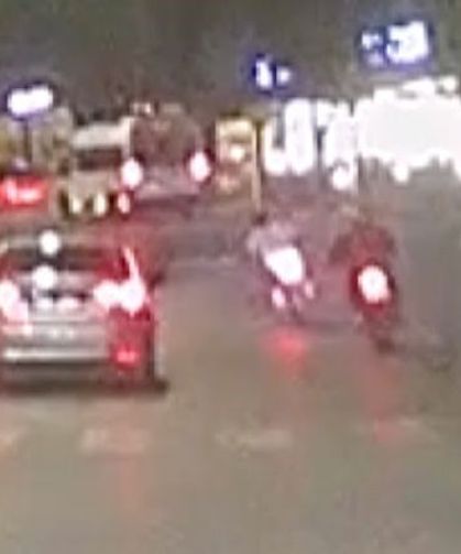 Otomobil ile 2 motosiklet yarış yaparak trafiği tehlikeye düşürdü