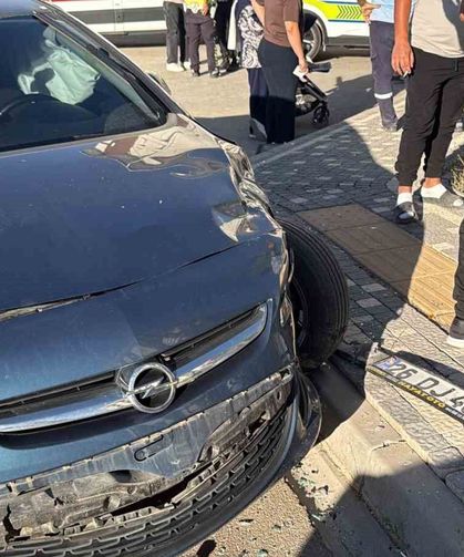 Otomobil ile minibüs çarpıştı: 8 yaralı
