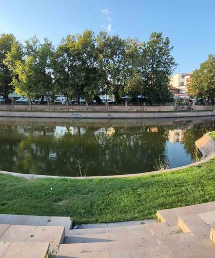 Porsuk Çayı kenarındaki adamı 'Sizlere gelsin' diyerek suya itti
