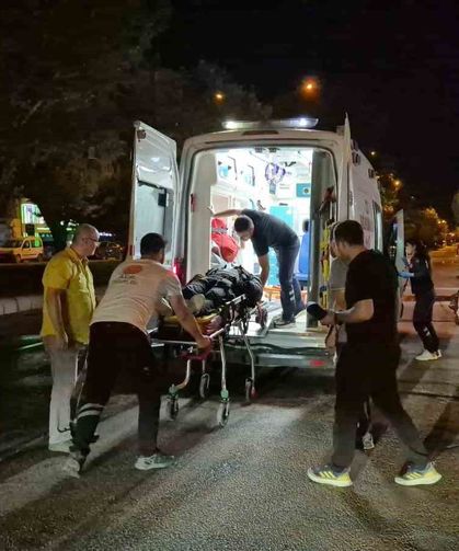 Refüj sulaması sebebiyle ıslanan yolda motosikleti devrilen kurye yaralandı