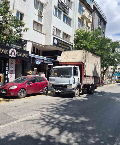 Şair Fuzuli Caddesi çift sıra parktan kurtulamıyor