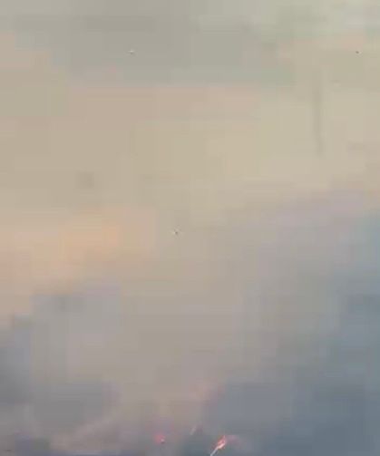 Saman balyalarında çıkan yangın eve sıçradı