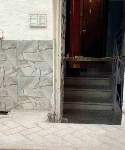 Sokakta düşen yaşlı adam evinin kapısında hayatını kaybetti