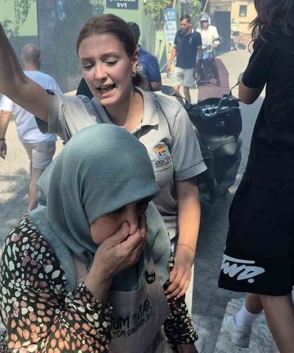 Tarihi bölgede çıkan yangının dumanı sebebiyle vatandaşlar zor anlar yaşadı