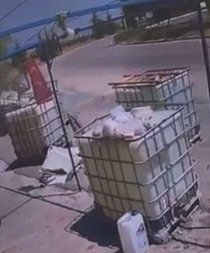 Virajı alamayan otomobil dükkana daldı