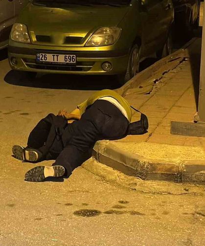 Alkollü şahıs kaldırımda sızdı, telefonundaki müzik çalmaya devam etti
