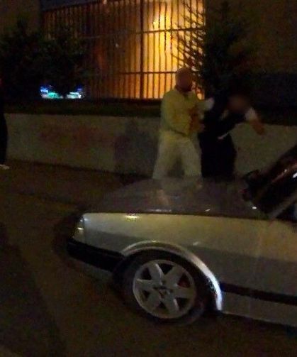 Araç içindeki şahsa saldırı kask kamerasına yansıdı