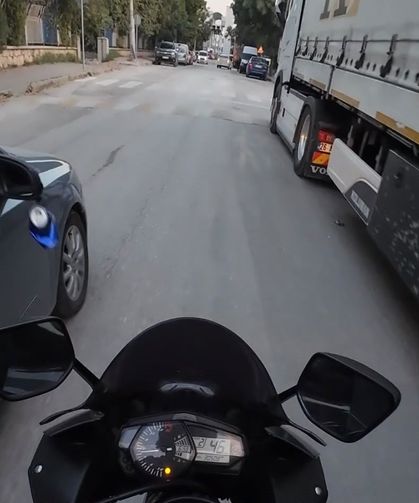 Araçtan atılan çöpü içeriye böyle geri attı