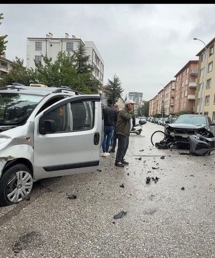 Bir kişinin yaralandığı trafik kazası sonrası yaşanan gerginlik güçlükle yatıştırıldı
