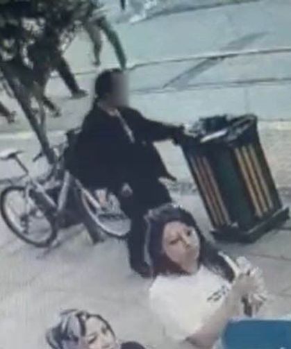 Çöp kutusunun üzerinde unutulan telefon 4 dakikada çalındı