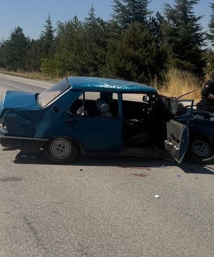 Eskişehir'de 2 araç çarpıştı: 1'i bebek, 1'i çocuk 6 yaralı