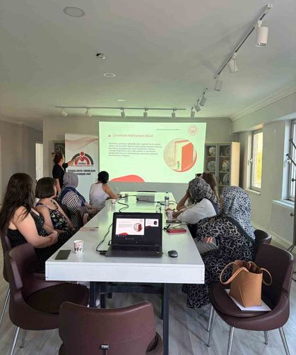 Eskişehir'de ADEM kursiyerlerine aile ve teknoloji eğitimi