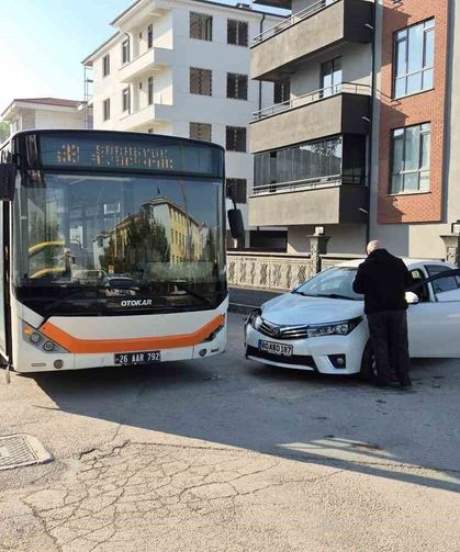 Eskişehir'de belediye otobüsü ile otomobil çarpıştı: 2 öğrenci yaralandı