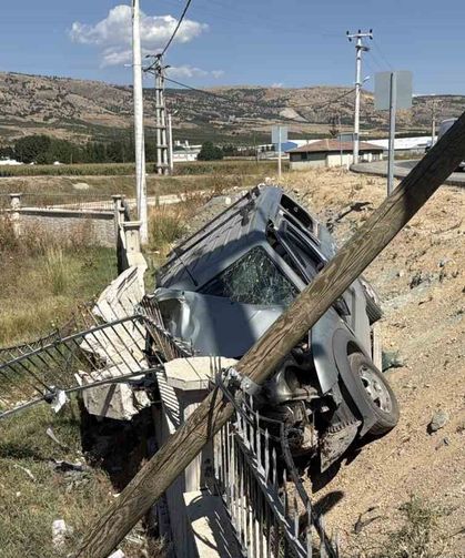 Eskişehir'de virajı alamayan araç refüje devrildi: 1'i ağır 3 yaralı