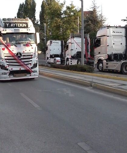 Evlenen yeğenine tır konvoyu sürprizi yaptı