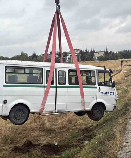 Kazaya karışan minibüs tarlaya uçtu, 1 kişi yaralandı