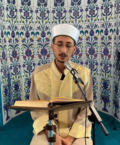 Konuşurken kekeleyen vekil imam hatip, Kur'an-ı Kerim'i ve duaları takılmadan okuyor