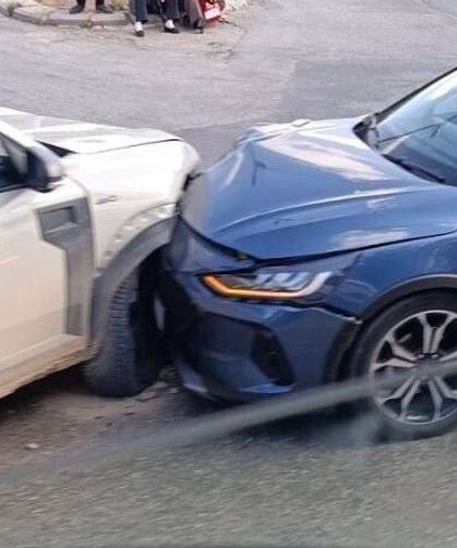 Maddi hasarlı kaza anı araç içi kamerasına yansıdı