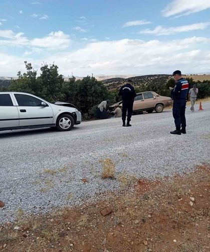 Sivrihisar'da otomobiller kafa kafaya çarpıştı: 1'i ağır 2 yaralı
