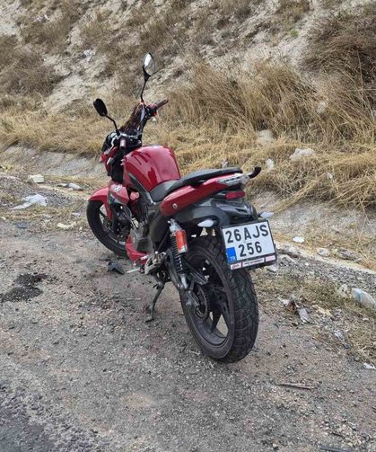Tekeri kilitlenen motosikletten düşen sürücü yaralandı