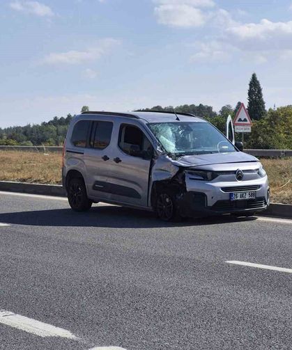 Tıra arkadan çarpan hafif ticari aracın sürücüsü yaralandı