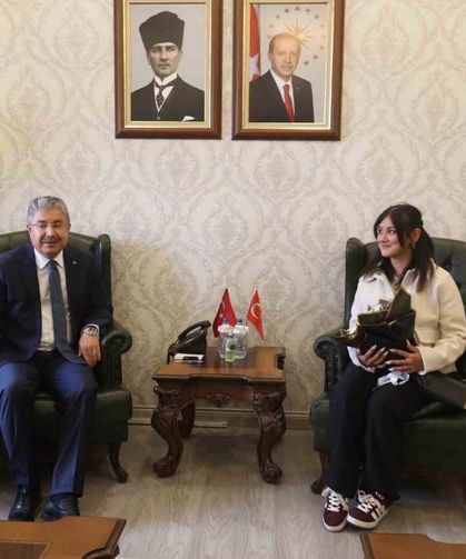 Yerde bulduğu Türk bayrağını kaldıran kurye valilikte ağırlandı