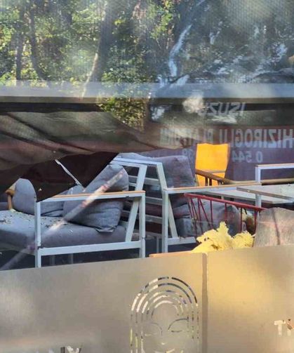 6 katlı binadan düşen yalıtım malzemeleri iş yerinin tentesine zarar verdi