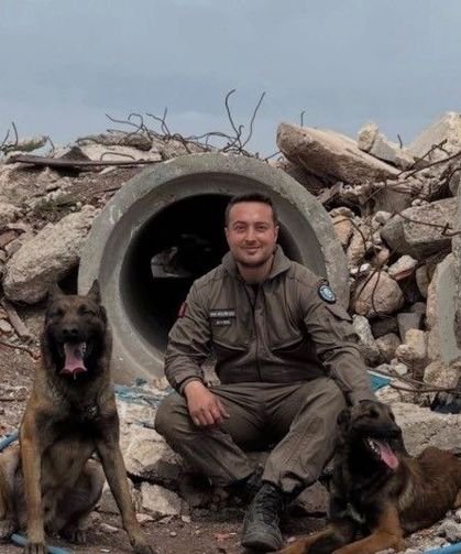 Eskişehir İtfaiyesi'nin arama kurtarma köpekleri zorlu sınavı başarıyla geçti