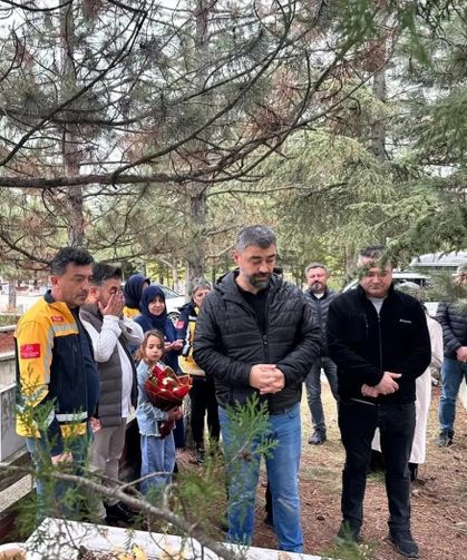 Eskişehir'de görev şehidi sağlık çalışanı kabri başında anıldı